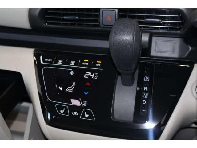 コンパクトに配置されたパネルシフトとエアコンスイッチ☆操作カンタンで運転ラクラク♪パネルシフトのおかげで足元もヒロビロの快適空間！