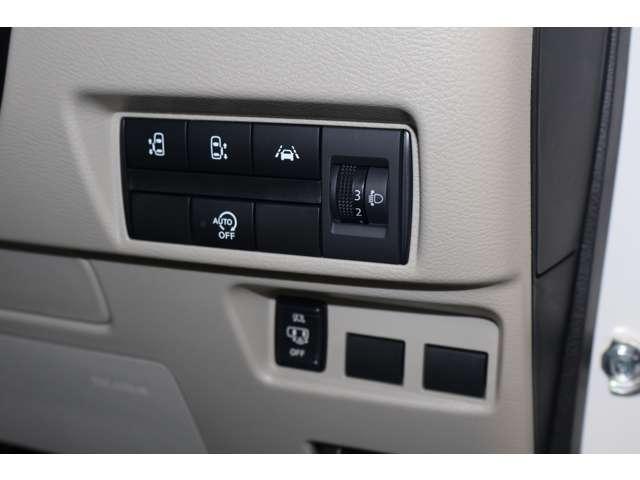 助手席側ハンズフリーオートスライドドア（＾＾♪荷物などで両手がふさがっていても、スマートキーを携帯している状態で、助手席側スライドドアの下に足先をスッと入れてサッと引くだけで、ドアが自動で開閉します。