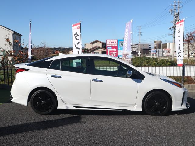 プリウス Ｓツーリングセレクション・ブラックエディション　モデリスタエアロ／９型ＳＤナビ／フルセグ／バックカメラ／Ｂｌｕｅｔｏｏｔｈ／ＣＤ・ＤＶＤ／黒革／前後ドラレコ／ＥＴＣ／シートヒーター／禁煙車／ソナー／デイライト／ＬＥＤライト／専用１７インチホイール（10枚目）