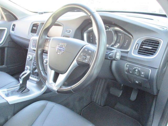 V60 T4 SE 衝突被害軽減ブレーキ 純正HDDナビ バックカメラ Bluetooth HIDヘッド スマートキー 本革パワーシート レーダークルーズ 横滑り防止装置 オートAC 純正17アルミ 正規ディーラー車(8枚目)