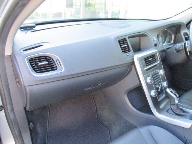 V60 T4 SE 衝突被害軽減ブレーキ 純正HDDナビ バックカメラ Bluetooth HIDヘッド スマートキー 本革パワーシート レーダークルーズ 横滑り防止装置 オートAC 純正17アルミ 正規ディーラー車(9枚目)