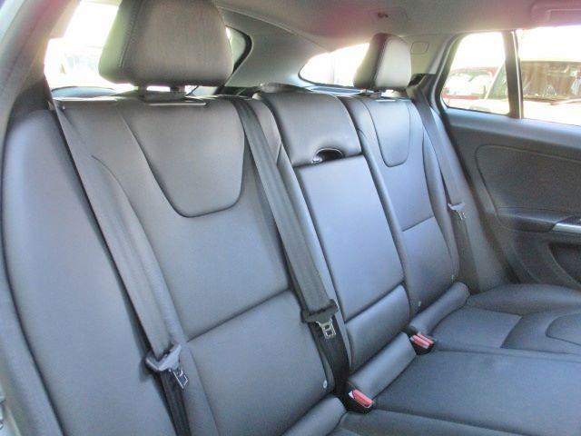 V60 T4 SE 衝突被害軽減ブレーキ 純正HDDナビ バックカメラ Bluetooth HIDヘッド スマートキー 本革パワーシート レーダークルーズ 横滑り防止装置 オートAC 純正17アルミ 正規ディーラー車(17枚目)