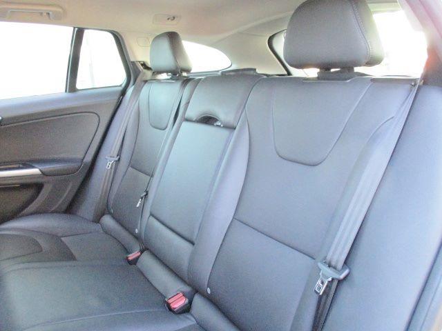 V60 T4 SE 衝突被害軽減ブレーキ 純正HDDナビ バックカメラ Bluetooth HIDヘッド スマートキー 本革パワーシート レーダークルーズ 横滑り防止装置 オートAC 純正17アルミ 正規ディーラー車(18枚目)