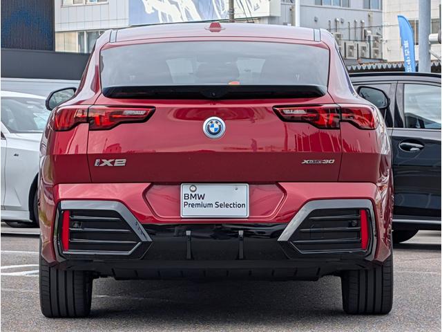 ｉＸ２ ｘＤｒｉｖｅ　３０　Ｍスポーツ　パノラマサンルーフ　２０ＡＷ　禁煙　デモカー　ステアリングヒーター　カーブドディスプレイナビゲーション　シートヒーター　全周囲カメラ（6枚目）