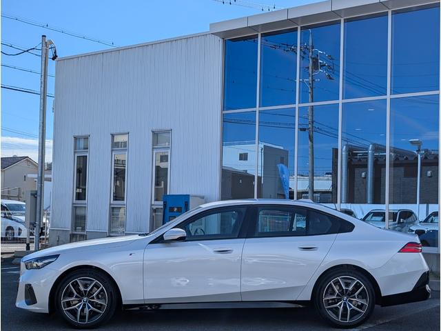 5シリーズ 523d xDrive Mスポーツ コンフォートドライビングパッケージ 19AW 禁煙 デモカー カーブドディスプレイナビゲーション 全周囲カメラ アクティブクルーズコントロール(5枚目)