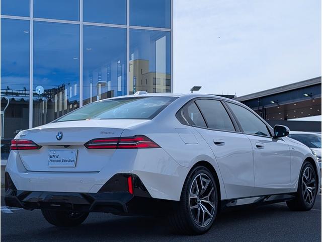5シリーズ 523d xDrive Mスポーツ コンフォートドライビングパッケージ 19AW 禁煙 デモカー カーブドディスプレイナビゲーション 全周囲カメラ アクティブクルーズコントロール(7枚目)