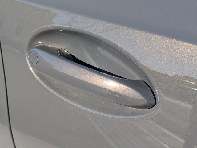 コンフォートアクセス装備です。ドアハンドルに触れてドアの開閉が可能です。