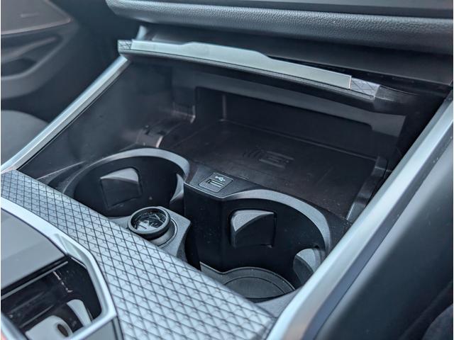 スマホのワイヤレスチャージが出来ます。