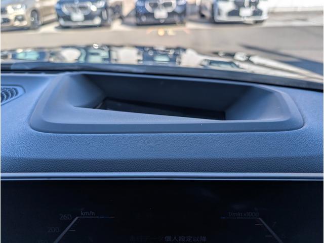 ヘッドアップディスプレイ装備です。運転時の視界に様々な情報が投影されます。