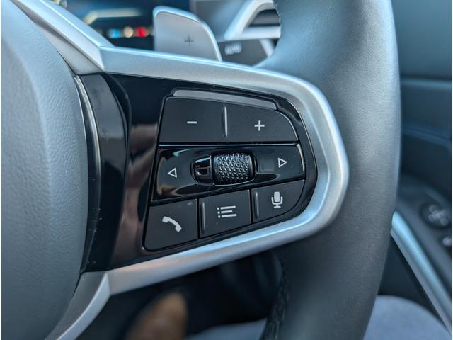 ステアリングスイッチにてオーディオやハンズフリー電話など操作が可能です。目線を動かさず操作可能です。