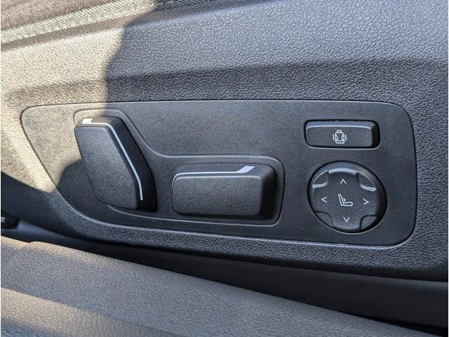 運転席メモリー付きフロント電動シート装備。