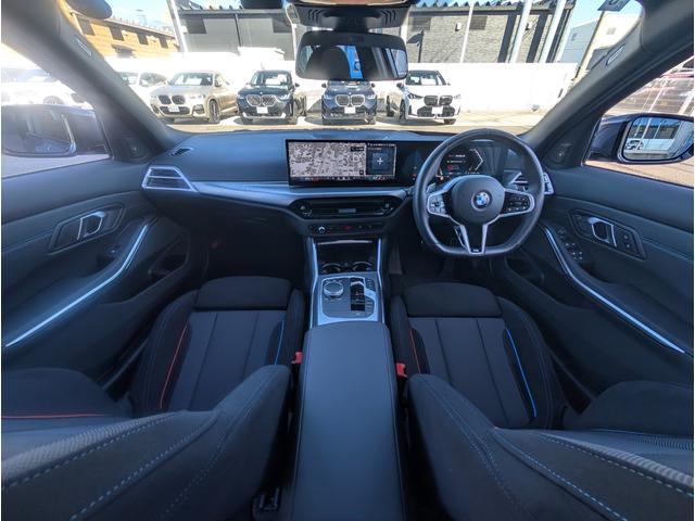 雰囲気のあるインパネ周りです。各スイッチも操作しやすい配慮がなされております。