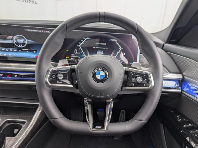 �X�e�A�����O�X�C�b�`�ɂăI�[�f�B�I��n���Y�t���[�d�b�ȂǑ��삪�\�ł��B�ڐ��𓮂���������\�ł��B