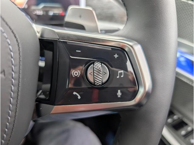 �X�e�A�����O�X�C�b�`�ɂăI�[�f�B�I��n���Y�t���[�d�b�ȂǑ��삪�\�ł��B�ڐ��𓮂���������\�ł��B