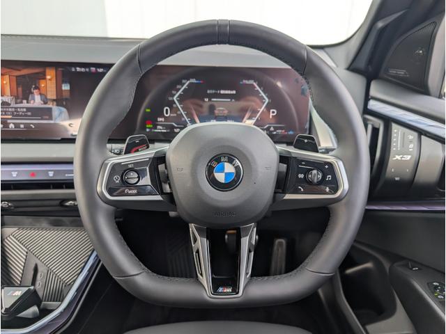 �X�e�A�����O�X�C�b�`�ɂăI�[�f�B�I��n���Y�t���[�d�b�ȂǑ��삪�\�ł��B�ڐ��𓮂���������\�ł��B