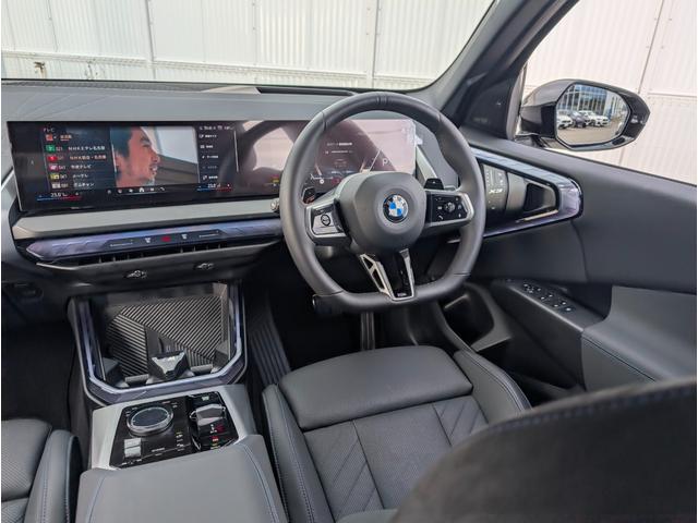 ���͋C�̂���C���p�l����ł��B�e�X�C�b�`�����삵�₷���z�����Ȃ���Ă���܂��B