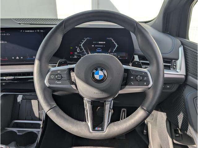 �X�e�A�����O�X�C�b�`�ɂăI�[�f�B�I��n���Y�t���[�d�b�ȂǑ��삪�\�ł��B�ڐ��𓮂���������\�ł��B