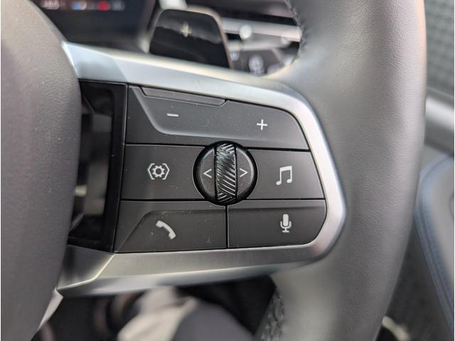 �X�e�A�����O�X�C�b�`�ɂăI�[�f�B�I��n���Y�t���[�d�b�ȂǑ��삪�\�ł��B�ڐ��𓮂���������\�ł��B