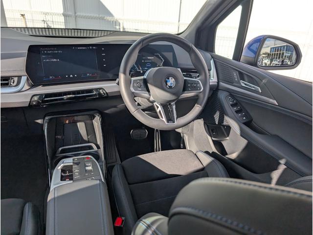 ���͋C�̂���C���p�l����ł��B�e�X�C�b�`�����삵�₷���z�����Ȃ���Ă���܂��B