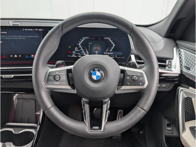 �X�e�A�����O�X�C�b�`�ɂăI�[�f�B�I��n���Y�t���[�d�b�ȂǑ��삪�\�ł��B�ڐ��𓮂���������\�ł��B