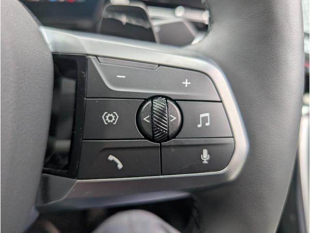 �X�e�A�����O�X�C�b�`�ɂăI�[�f�B�I��n���Y�t���[�d�b�ȂǑ��삪�\�ł��B�ڐ��𓮂���������\�ł��B