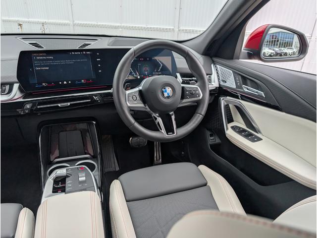 ���͋C�̂���C���p�l����ł��B�e�X�C�b�`�����삵�₷���z�����Ȃ���Ă���܂��B