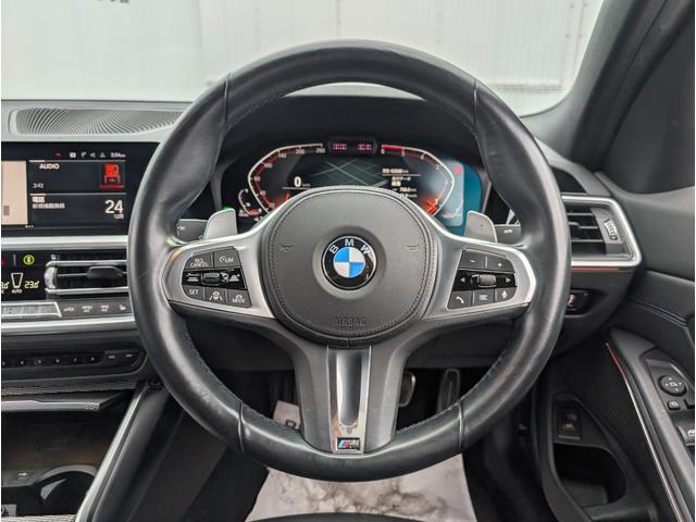 �X�e�A�����O�X�C�b�`�ɂăI�[�f�B�I��n���Y�t���[�d�b�ȂǑ��삪�\�ł��B�ڐ��𓮂���������\�ł��B