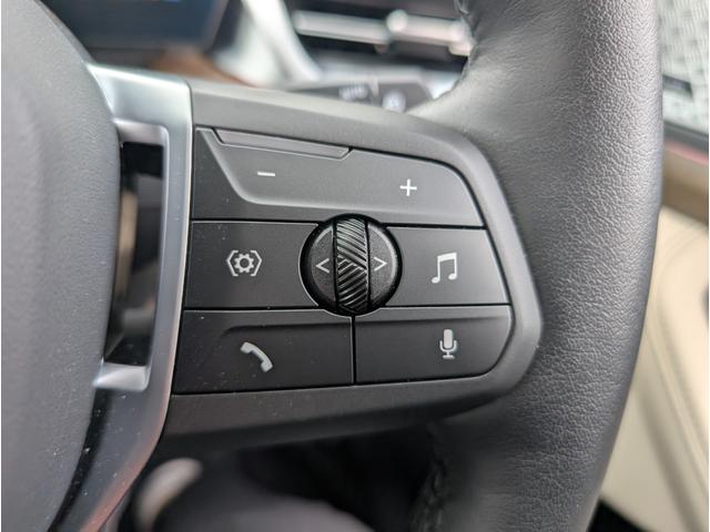 �X�e�A�����O�X�C�b�`�ɂăI�[�f�B�I��n���Y�t���[�d�b�ȂǑ��삪�\�ł��B�ڐ��𓮂���������\�ł��B