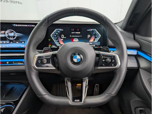 �X�e�A�����O�X�C�b�`�ɂăI�[�f�B�I��n���Y�t���[�d�b�ȂǑ��삪�\�ł��B�ڐ��𓮂���������\�ł��B