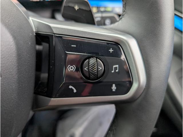 �X�e�A�����O�X�C�b�`�ɂăI�[�f�B�I��n���Y�t���[�d�b�ȂǑ��삪�\�ł��B�ڐ��𓮂���������\�ł��B