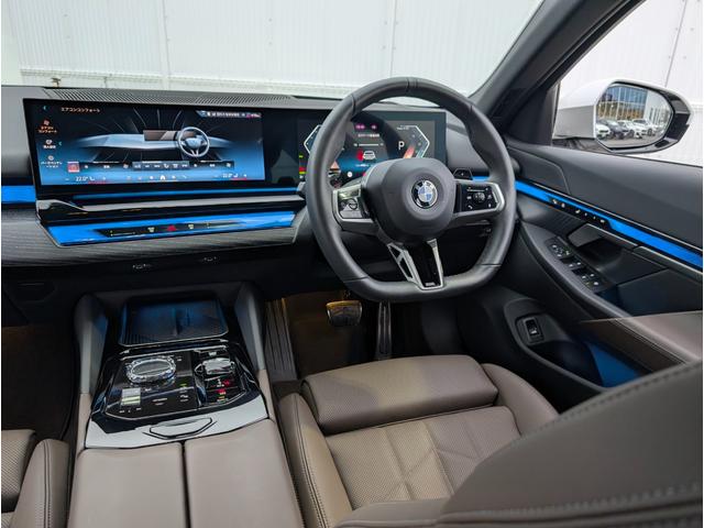 ���͋C�̂���C���p�l����ł��B�e�X�C�b�`�����삵�₷���z�����Ȃ���Ă���܂��B