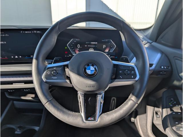 �X�e�A�����O�X�C�b�`�ɂăI�[�f�B�I��n���Y�t���[�d�b�ȂǑ��삪�\�ł��B�ڐ��𓮂���������\�ł��B