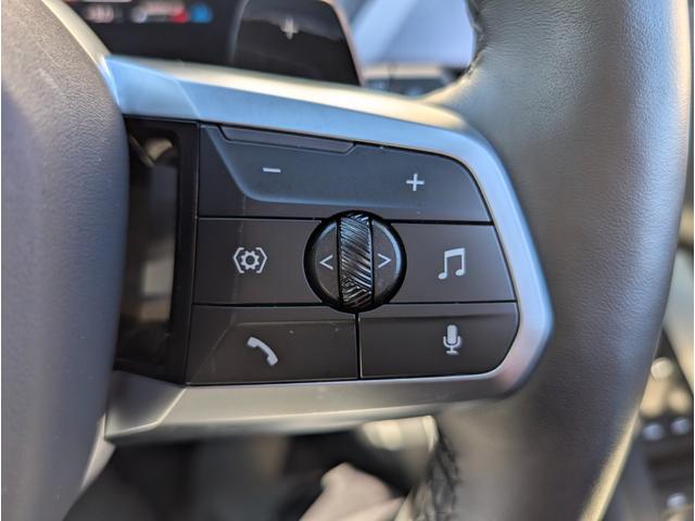 �X�e�A�����O�X�C�b�`�ɂăI�[�f�B�I��n���Y�t���[�d�b�ȂǑ��삪�\�ł��B�ڐ��𓮂���������\�ł��B