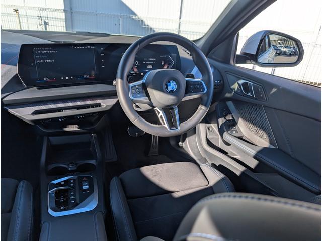 ���͋C�̂���C���p�l����ł��B�e�X�C�b�`�����삵�₷���z�����Ȃ���Ă���܂��B