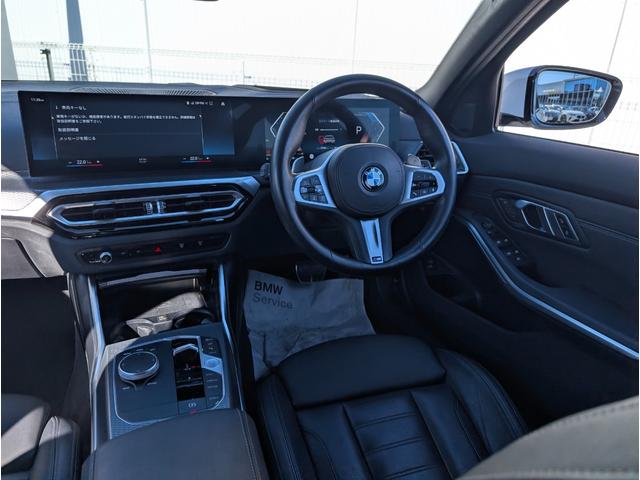 ���͋C�̂���C���p�l����ł��B�e�X�C�b�`�����삵�₷���z�����Ȃ���Ă���܂��B