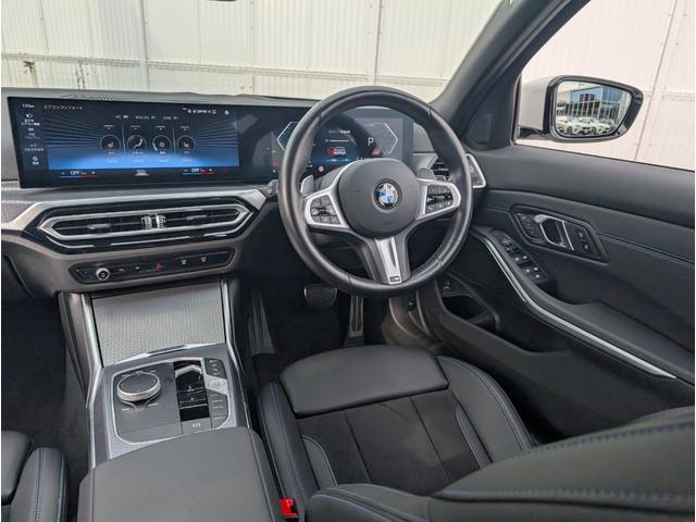 ���͋C�̂���C���p�l����ł��B�e�X�C�b�`�����삵�₷���z�����Ȃ���Ă���܂��B