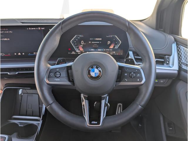 �X�e�A�����O�X�C�b�`�ɂăI�[�f�B�I��n���Y�t���[�d�b�ȂǑ��삪�\�ł��B�ڐ��𓮂���������\�ł��B