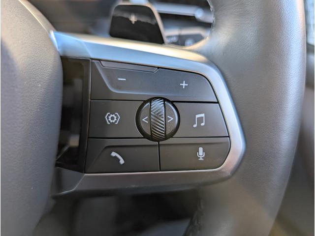 �X�e�A�����O�X�C�b�`�ɂăI�[�f�B�I��n���Y�t���[�d�b�ȂǑ��삪�\�ł��B�ڐ��𓮂���������\�ł��B