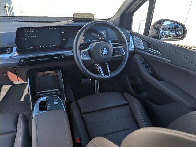 ���͋C�̂���C���p�l����ł��B�e�X�C�b�`�����삵�₷���z�����Ȃ���Ă���܂��B