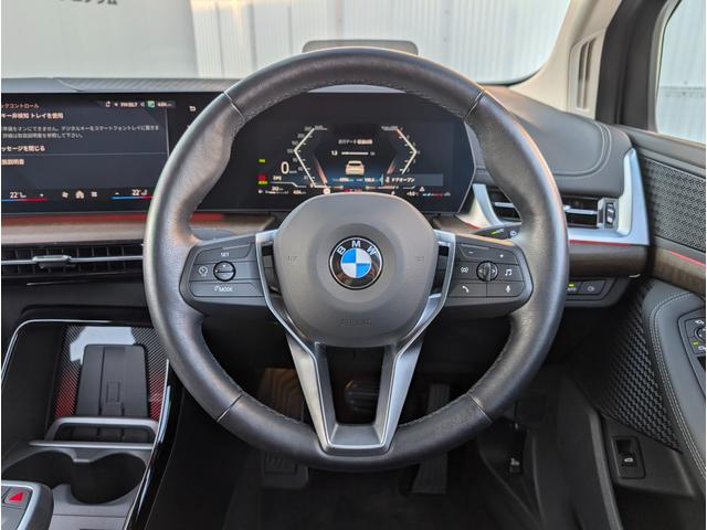 �X�e�A�����O�X�C�b�`�ɂăI�[�f�B�I��n���Y�t���[�d�b�ȂǑ��삪�\�ł��B�ڐ��𓮂���������\�ł��B