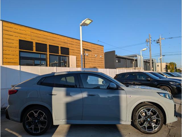 Ｘ２ ｘＤｒｉｖｅ　２０ｉ　Ｍスポーツハイラインパッケージ　ハイラインパッケージ／パノラマガラスサンルーフ／ステアリングヒーター／カーブドディスプレイナビゲーション／モカレザーシート／全周囲カメラ／２０ＡＷ／禁煙／レンタカーアップ（5枚目）