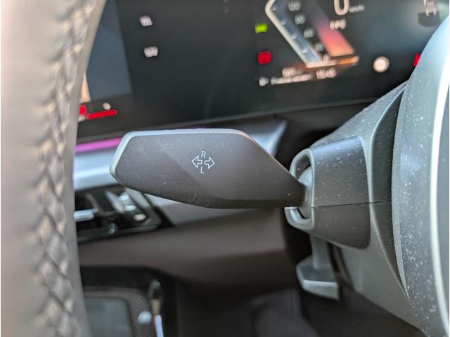 Ｘ２ ｘＤｒｉｖｅ　２０ｉ　Ｍスポーツハイラインパッケージ　ハイラインパッケージ／パノラマガラスサンルーフ／ステアリングヒーター／カーブドディスプレイナビゲーション／モカレザーシート／全周囲カメラ／２０ＡＷ／禁煙／レンタカーアップ（27枚目）