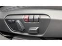 運転席メモリー付きフロント電動シート装備。