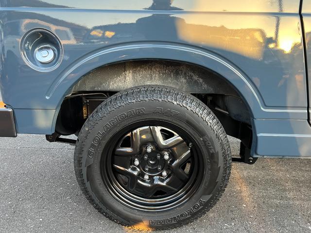 ジムニー ランドベンチャー　ＪＡ１１－５型最終ブルーツートン全塗装　　圧縮圧力測定済　ＴベルトＷポンプ交換済　フロントタニグチＢＰ　ホイル塗装　ジオランダーＡＴ　ナルディーウッドＣＤ　ＥＴＣ　皮調シートカバー（17枚目）