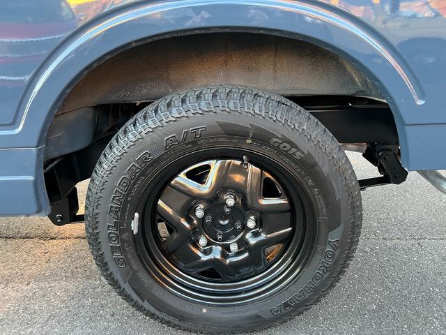 ジムニー ランドベンチャー　ＪＡ１１－５型最終ブルーツートン全塗装　　圧縮圧力測定済　ＴベルトＷポンプ交換済　フロントタニグチＢＰ　ホイル塗装　ジオランダーＡＴ　ナルディーウッドＣＤ　ＥＴＣ　皮調シートカバー（18枚目）