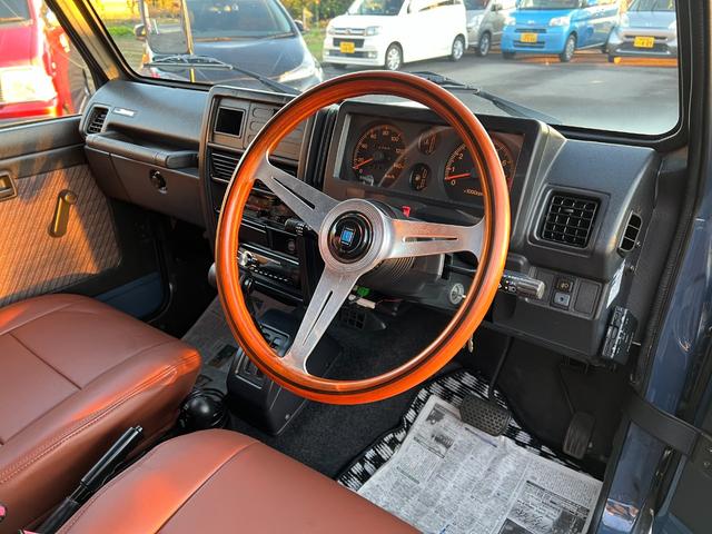 ジムニー ランドベンチャー　ＪＡ１１－５型最終ブルーツートン全塗装　　圧縮圧力測定済　ＴベルトＷポンプ交換済　フロントタニグチＢＰ　ホイル塗装　ジオランダーＡＴ　ナルディーウッドＣＤ　ＥＴＣ　皮調シートカバー（23枚目）