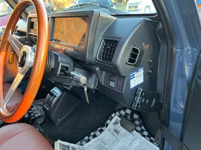 ジムニー ランドベンチャー　ＪＡ１１－５型最終ブルーツートン全塗装　　圧縮圧力測定済　ＴベルトＷポンプ交換済　フロントタニグチＢＰ　ホイル塗装　ジオランダーＡＴ　ナルディーウッドＣＤ　ＥＴＣ　皮調シートカバー（38枚目）