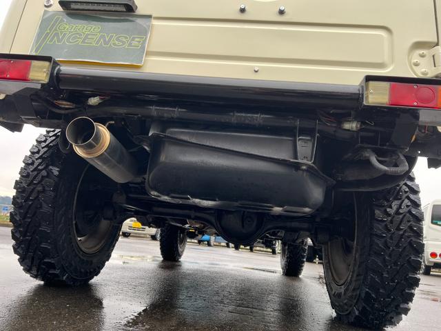 ジムニー 　ＪＡ１２Ｗアイボリーホワイト全塗装カスタム圧縮圧力測定済　ＴベルトＷポンプ交換済　前後ブラックＢＰ　ナンバー移動　アルミ塗装　ジオランダー新品　皮調シートカバー　検対ステンマフラーＣＤフロントパネル（12枚目）