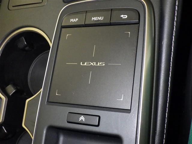 ナビゲーションやエアコン、オーディオなどの操作がリモートタッチパッドで行えます