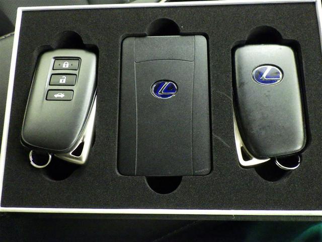 鍵がポケットの中でもドア開閉・エンジンスタートが可能な便利なスマートキーです！